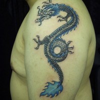 drago cinese fuoco blu tatuaggio sul braccio