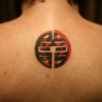 tatuaje en rojo y negro de símbolo chino