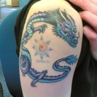 dragone cinese blu e sole tatuaggio sulla spalla