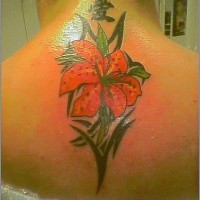 stile cinese tribale tatuaggio con fiore sulla schiena