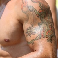 tatuaje de dragón de guerra con bola de fuego