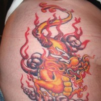 tatuaje en color de dragón chino elemental en llamas