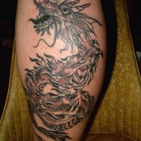 drago cinese tatuaggio sulla gamba