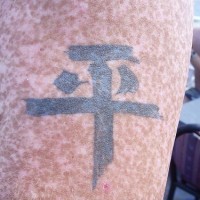 tatuaje escrito a mano  de jerogríficos chinos