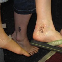 simbolo cinese amicizia tatuaggio sulle gambe di amici