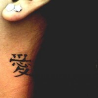 tatuaje al lado de la oreja de jerogríficos chinos de amor