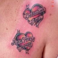 el tatuaje de dos corazones rojos con nombres