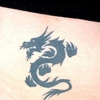 tatuaje del símbolo chino de dragón