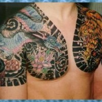 Tatuaje de estilo Yakuza con un dragón peleando con un tigre.