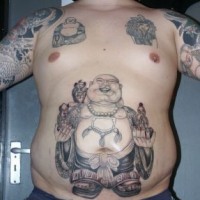 Un gros tatouage de Bouddha joyeux sur le nombril