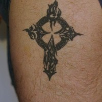 tatuaje en tinta negra de cruz en estilo tribal