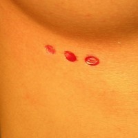 Tres puntos cortados debejo del pecho tatuaje sacrificio en la piel