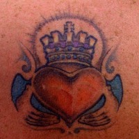Le tatouage de de symbole de la bague de Claddagh en couleur