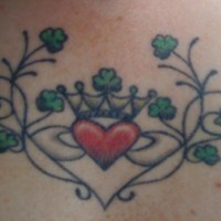 stile minimalistico cuore  nei quadrifogli tatuaggio