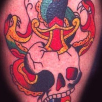 Tatuaje clásico con muchos elementos calavera, daga y serpientes