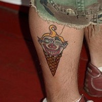 pagliaccio gelato tatuaggio colorato sulla gamba
