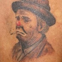 Trauriger alter Clown raucht Tattoo