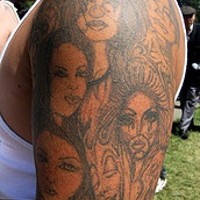 ragazze pagliacci tatuaggio sul braco
