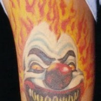 pagliaccio con denti acuti in fiamme tatuaggio colorato