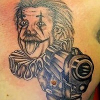 tatuaje de payaso Albert con pistola