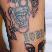Lächelnder Clown und Augen einer Frau Tattoo