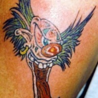 tatuaje colorido de payaso loco con pircing