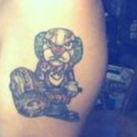 tatuaje de payaso enfadado con martillo de madera