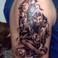 banda motley sciocco tatuaggio sulla spalla