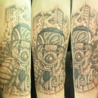 tatuaje en tinta negra de payaso de banda latina