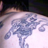 tatuaje en el hombro loco tonto multicolor con cigarro