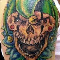 tatuaje en color del cráneo de payaso en una flor