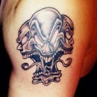 tatuaje de trés caras de payaso en agonía