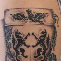 Schulter  Tattoo Wappen, zwei stehenden Wölfe, ein Adler, Pflanze