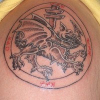 Le tatouage de symbole de famille avec un dragon de Moyen Âge