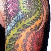 Le tatouage de biomécanique de spirale en couleur