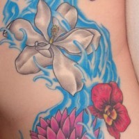 Le tatouage de fleurs multicolores dans une rivière