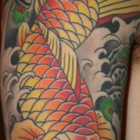 Tatuaje de carpa koi color naranja y amarillo