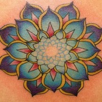El tatuaje mandala de una flor de loto en color azul