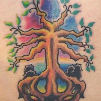 Kleines buntes Tattoo an fantastischem Baum