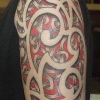 Tatuaje en color estilo tribal en el hombro
