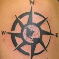 Kompass-Symbol mit Globus Tattoo