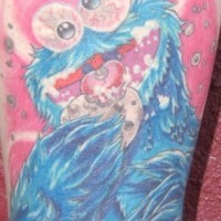 el tatuaje del monstruo de las galletas en el fondo de color rosa