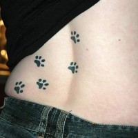 Pfotenabdrücke der Katze Tattoo am Rücken