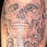 Realistischer Schädel mit Maßwerk Tattoo