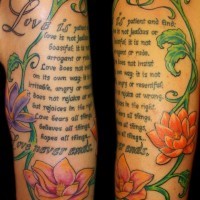el tatuaje muy bonito de la cita biblica completa del 1 de los corintios 13:1-13 en entralazado de flores en color