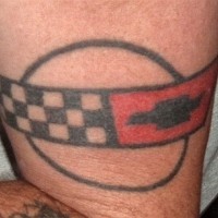 corvette logo tatuaggio sul braccio
