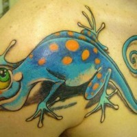El tatuaje de un camaleon de color azul en el hombro