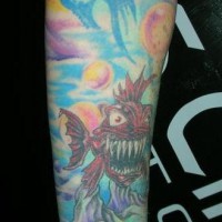 Brillante tatuaje el pez dentudo en el brazo entero
