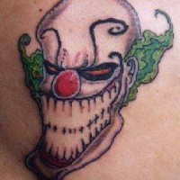 tatuaje de payaso psico sonriendo