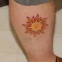 Simple tatuaje del sol en la pierna